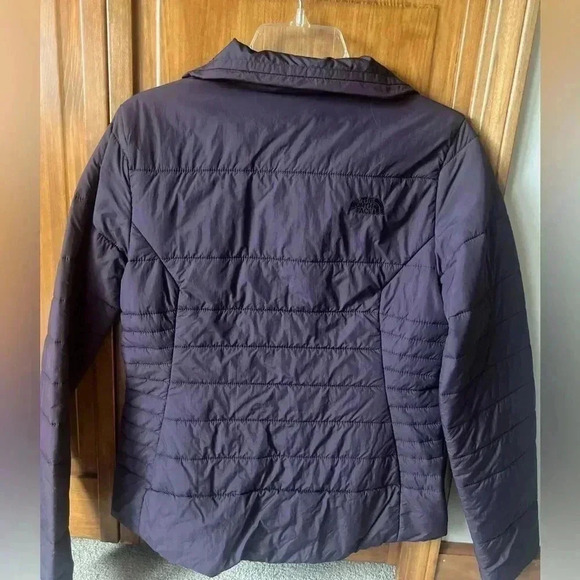 The North Face Woman’s Purple Puffer Jacket. Size Small - Picture 4 of 8